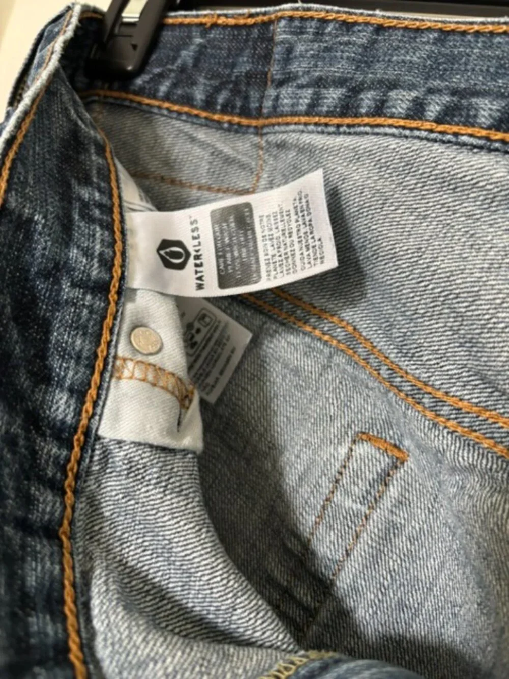 Men's Levi blue jeans dark stonewash - size 36/28 - comfortable!